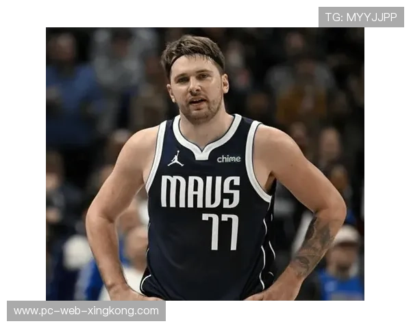 东契奇强突篮下制造犯规