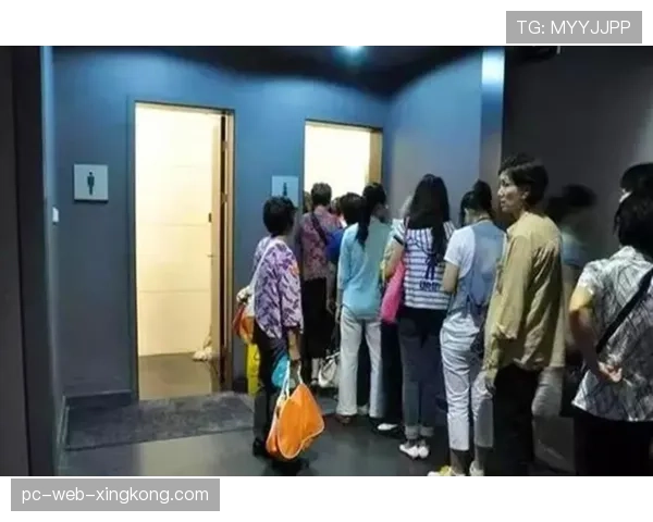 暂停时看台上的厕所排起长队
